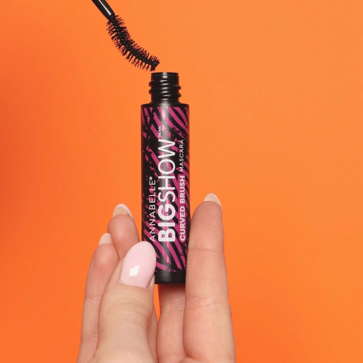 Bigshow Curved Brush Mascara Blackest Black with instant curve-setting formula and enriched with carnauba wax Bigshow Curved Brush Mascara Blackest Black with instant curve-setting formula and enriched with carnauba wax