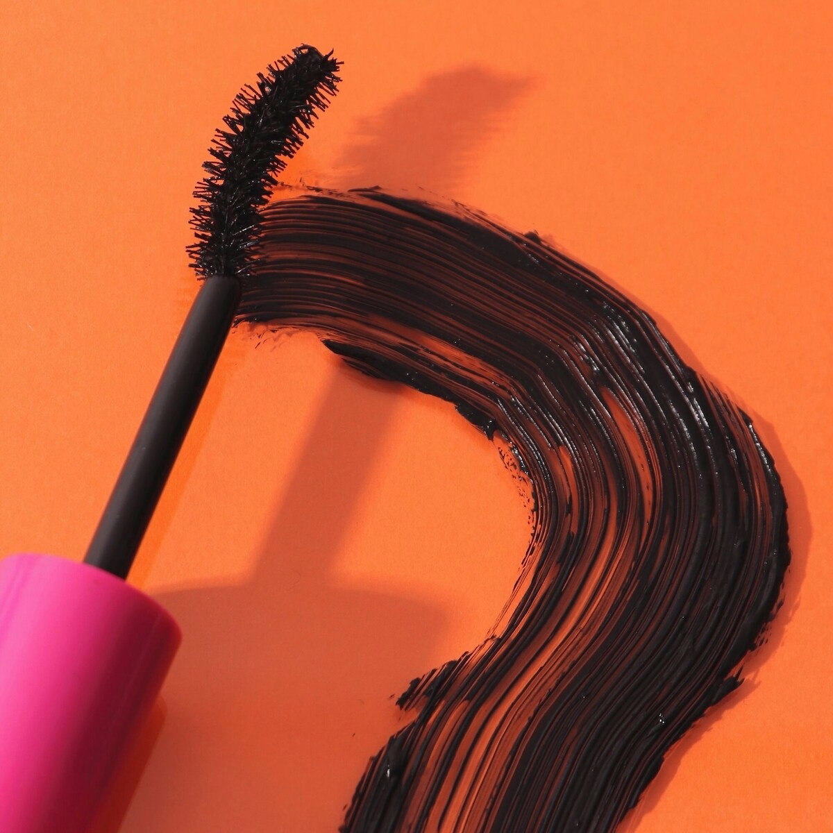 Bigshow Curved Brush Mascara Blackest Black with instant curve-setting formula and enriched with carnauba wax Bigshow Curved Brush Mascara Blackest Black with instant curve-setting formula and enriched with carnauba wax