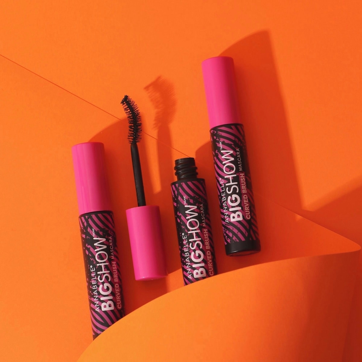 Bigshow Curved Brush Mascara Blackest Black with instant curve-setting formula and enriched with carnauba wax Bigshow Curved Brush Mascara Blackest Black with instant curve-setting formula and enriched with carnauba wax