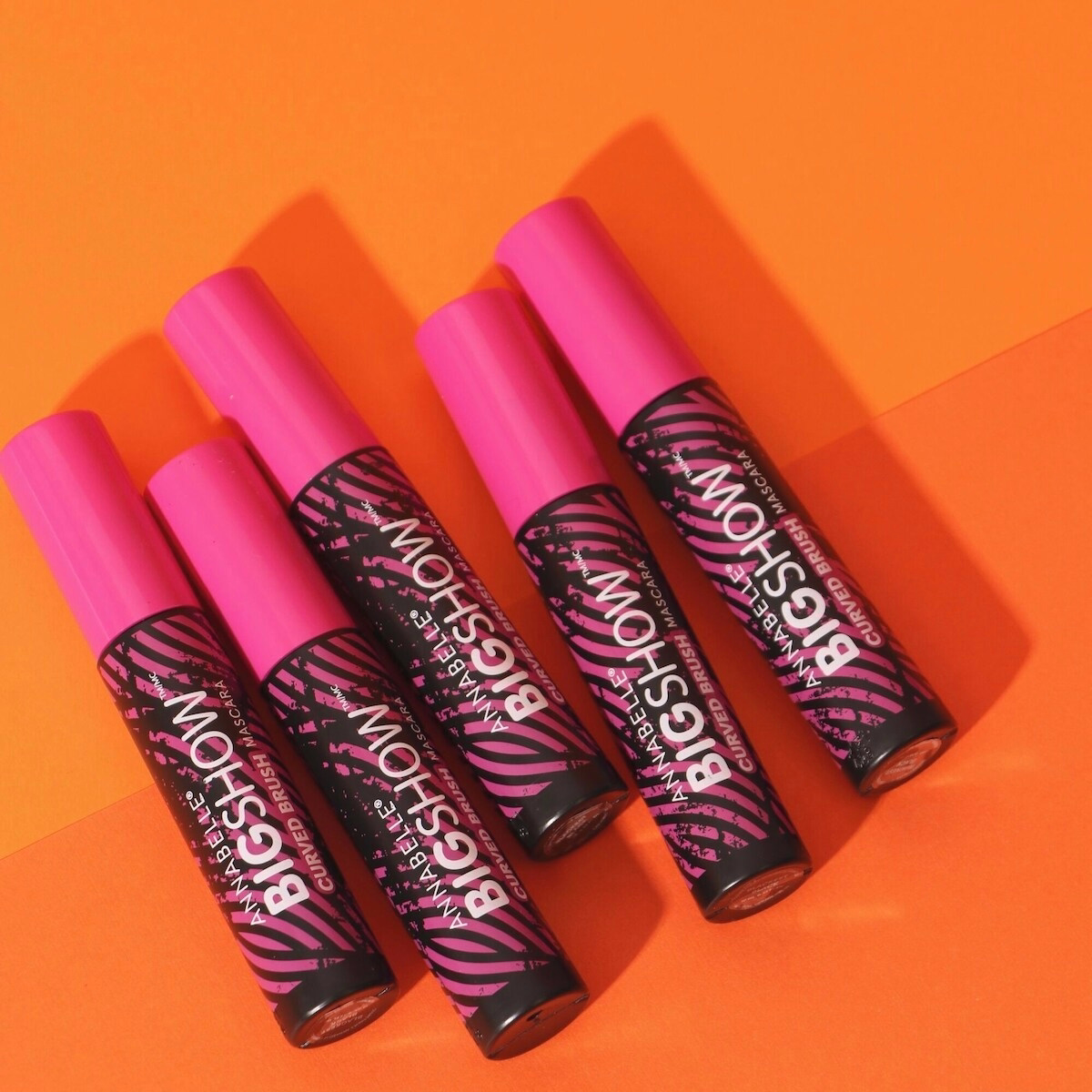 Bigshow Curved Brush Mascara Blackest Black with instant curve-setting formula and enriched with carnauba wax Bigshow Curved Brush Mascara Blackest Black with instant curve-setting formula and enriched with carnauba wax