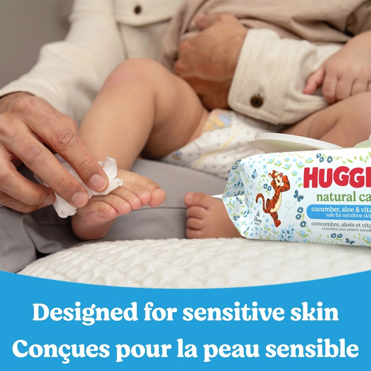 Huggies Natural Care Lingettes pour bébé rafraîchissantes et parfumées, 6 paquets à clapet Huggies Natural Care Lingettes pour bébé rafraîchissantes et parfumées, 6 paquets à clapet