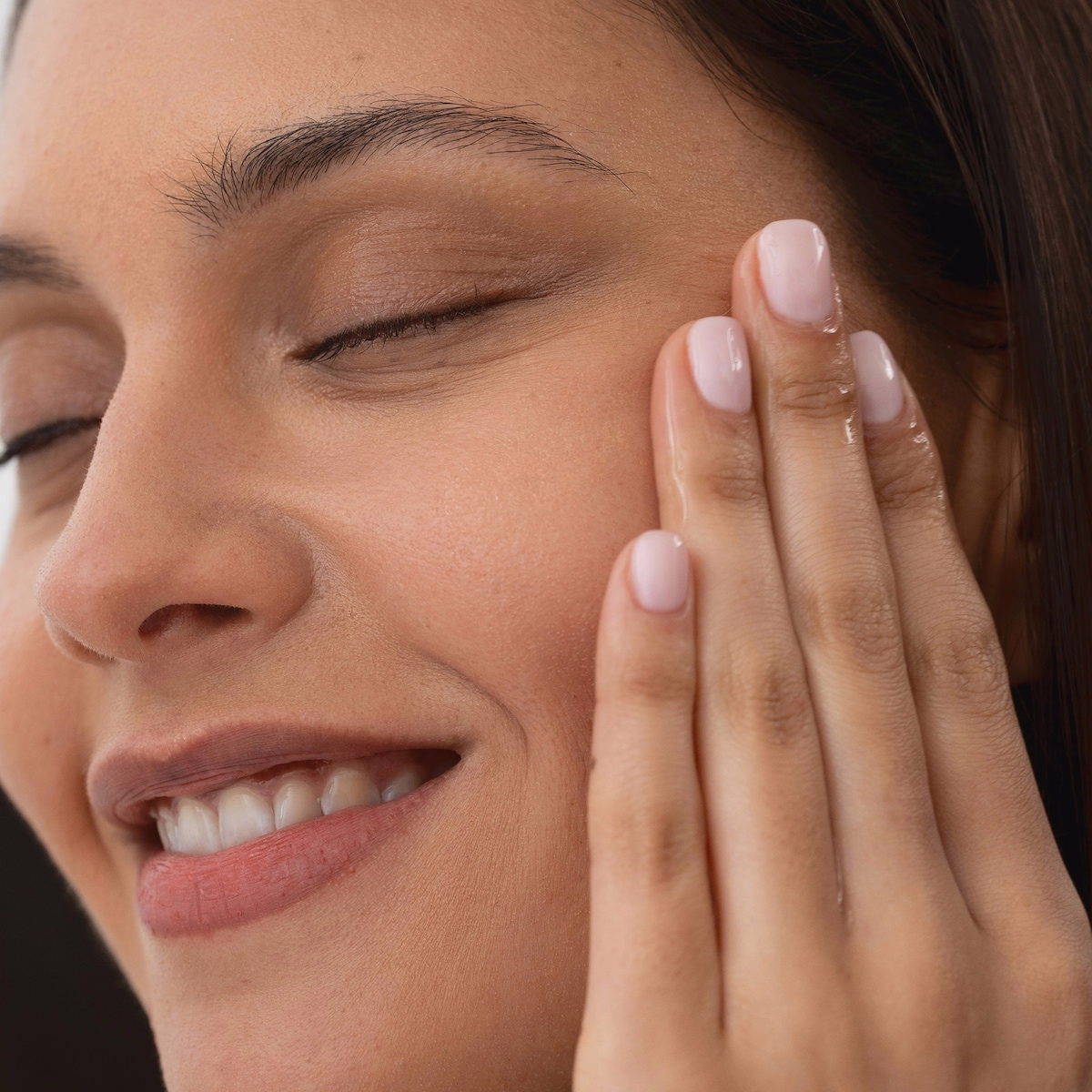 含透明質酸的補水保濕臉部精華液 含透明質酸的補水保濕臉部精華液