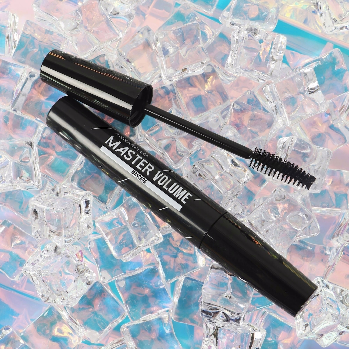 Master Volume Mascara Blackest Black  XXL volume formula with jojoba oil and sunflower seeds