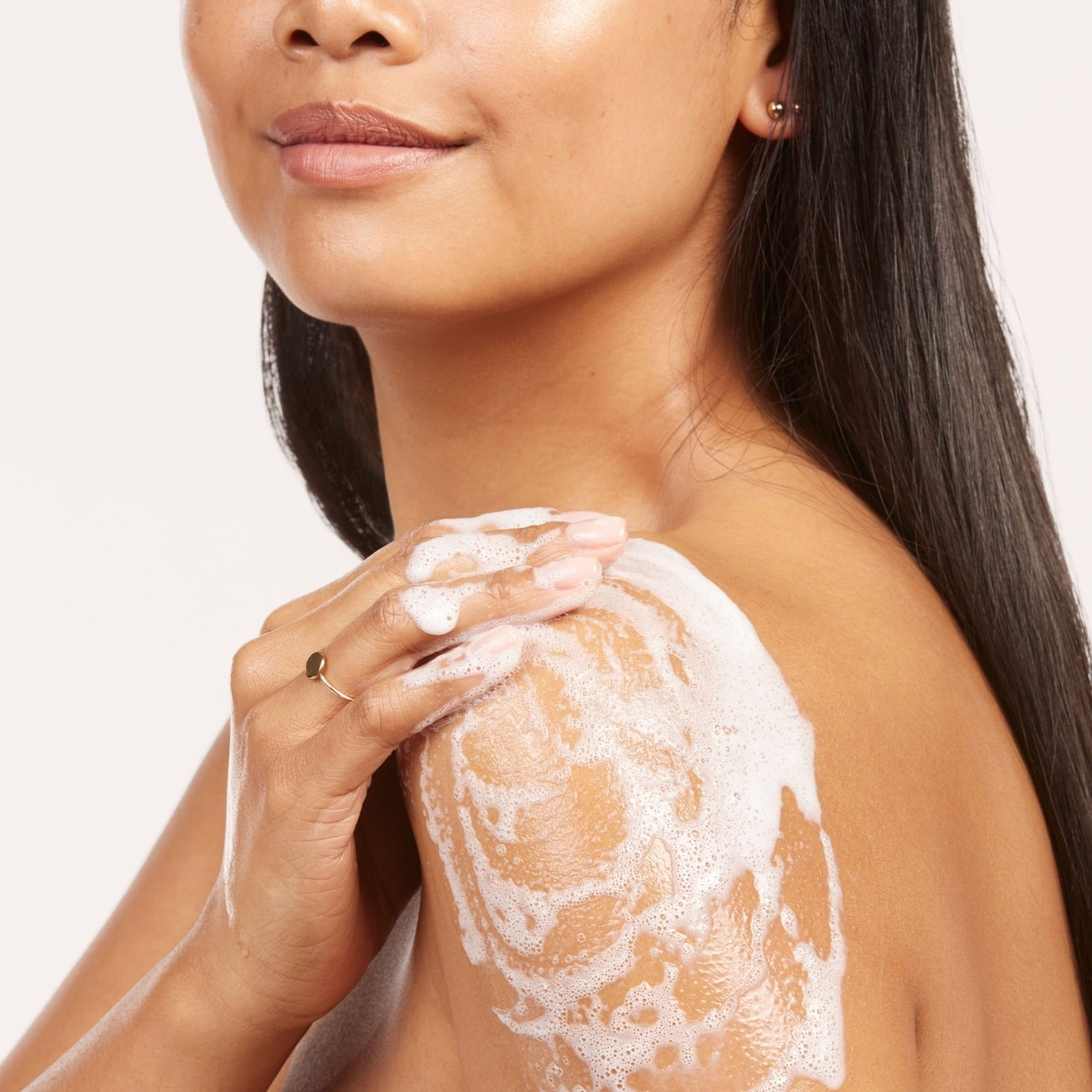 Olay Cleansing & Renewing Nighttime Body Wash with Vitamin B3 and Retinol Olay Cleansing & Renewing Nighttime Body Wash with Vitamin B3 and Retinol